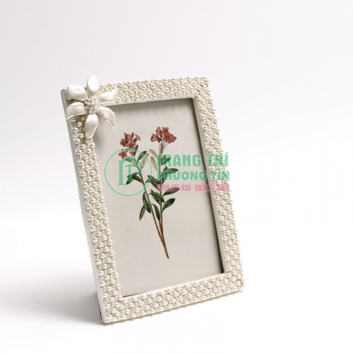 Khung hình hoa chéo góc trái