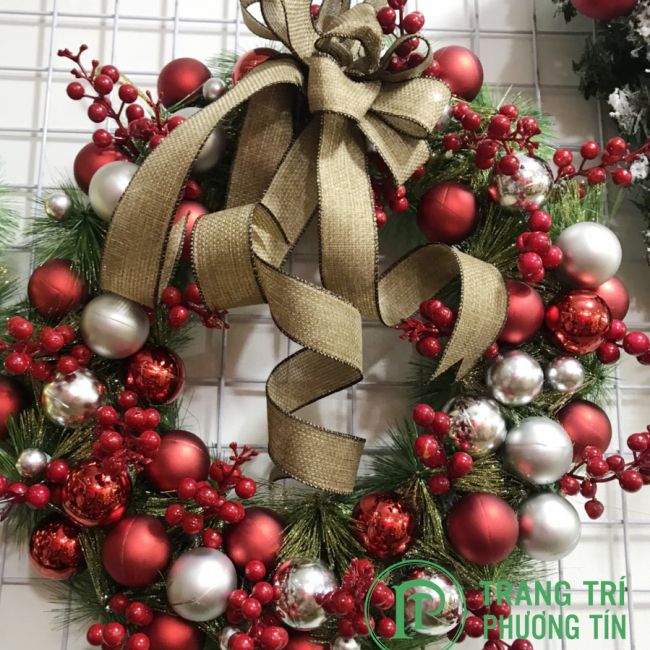 Vòng nguyệt quế nơ vàng và quả châu màu đỏ