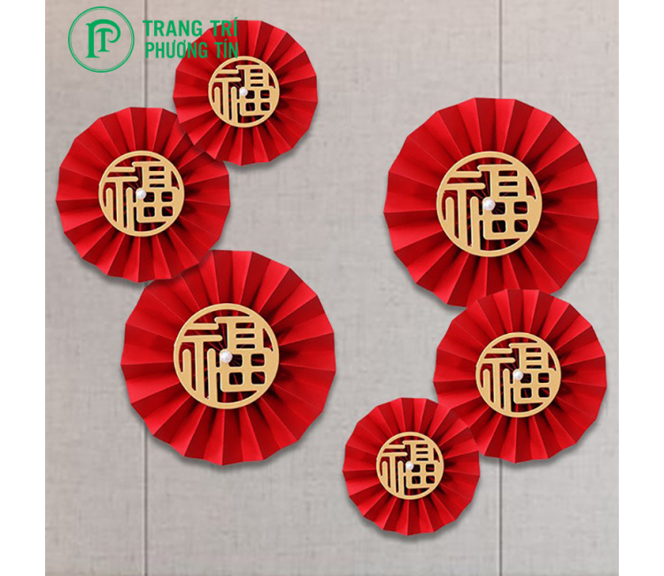 Quạt giấy đỏ may mắn