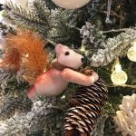 Sóc trang trí cây thông Noel